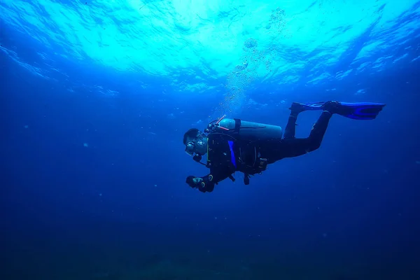 Potápěč Pod Vodou Neobvyklý Pohled Koncepce Hloubka Potápění Moři — Stock fotografie