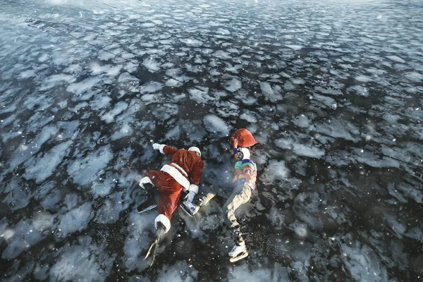 Adam Noel Baba Dan Hediyeler Alıyor Gölün Buzunda Kayıyor Noel — Stok fotoğraf