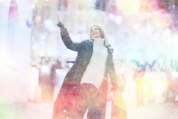 Christmas Vrouw Portret Buiten Stad Roze Bokeh Wazig Feestelijke Achtergrond — Stockfoto