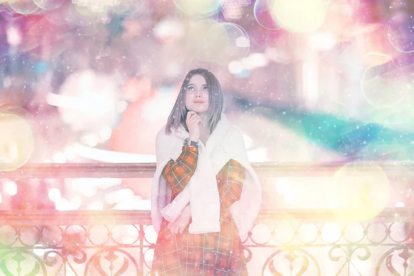 Christmas Vrouw Portret Buiten Stad Roze Bokeh Wazig Feestelijke Achtergrond — Stockfoto