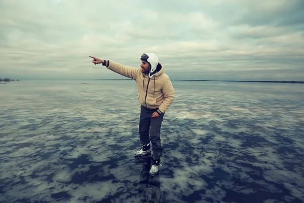 Chico Patina Sobre Hielo Lago Congelado Paisaje Natural Hombre Deportes — Foto de Stock