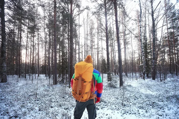 Homme Voyageur Avec Sac Dos Dans Forêt Vue Hiver Dans — Photo