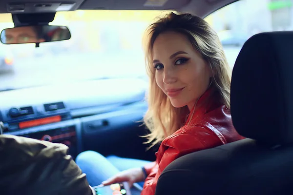 Voyage Printemps Sur Une Voiture Fille Portrait — Photo