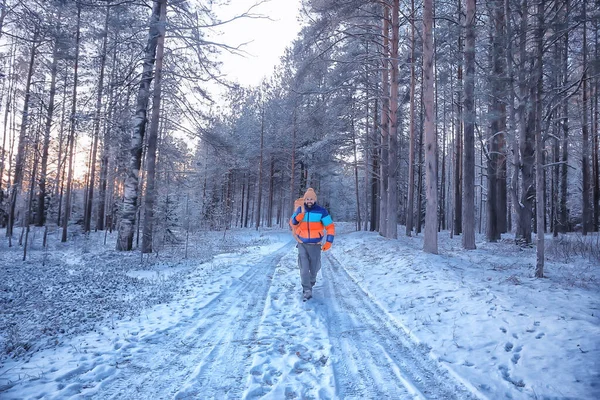 観光冬の風景雪男冬の景色旅行冒険の自由 — ストック写真