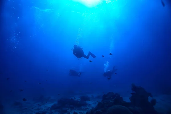 Δύτες Στον Ωκεανό Υποβρύχιο Αθλητισμό Ενεργό Αναψυχή Στο Βαθύ Ωκεανό — Φωτογραφία Αρχείου