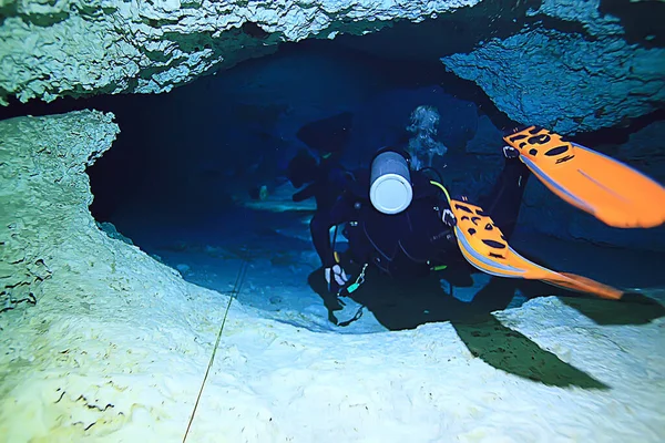 Mundo Submarino Cueva Cenote Yucatán Paisaje Oscuro Estalactitas Subterráneas Buzo —  Fotos de Stock