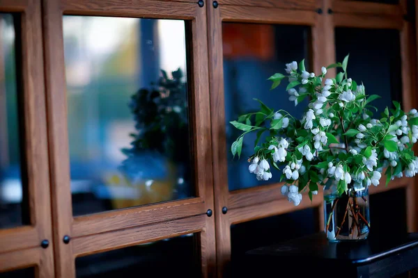 Csokor Virágok Alma Ágak Egy Vázában Egy Gyönyörű Csokor Tavaszi — Stock Fotó