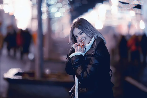 Compras Navidad Chica Ciudad Joven Modelo Compras Regalos Por Noche —  Fotos de Stock