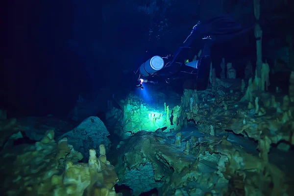 Mundo Submarino Cueva Cenote Yucatán Paisaje Oscuro Estalactitas Subterráneas Buzo —  Fotos de Stock