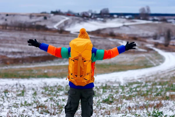 Homem Feliz Floresta Inverno Acenando Gesto Mão Visão Inverno Turismo — Fotografia de Stock