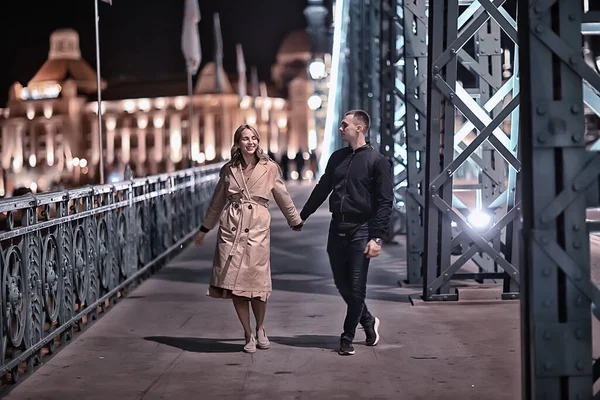 Casal Amor Primavera Passeio Menino Menina Viagem Pela Cidade Olhar — Fotografia de Stock