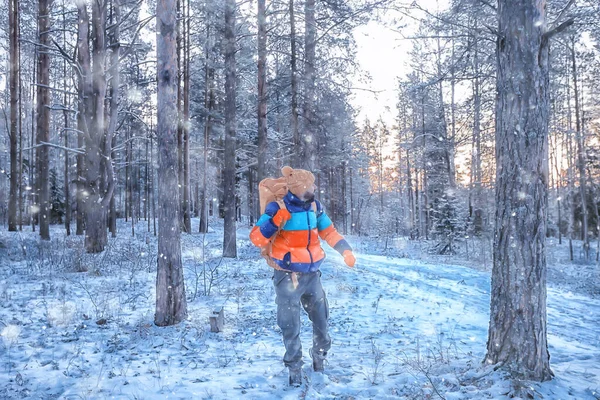 Mann Reisender Mit Rucksack Wald Winterblick Amerikanischen Wald Nordamerikalandschaft — Stockfoto