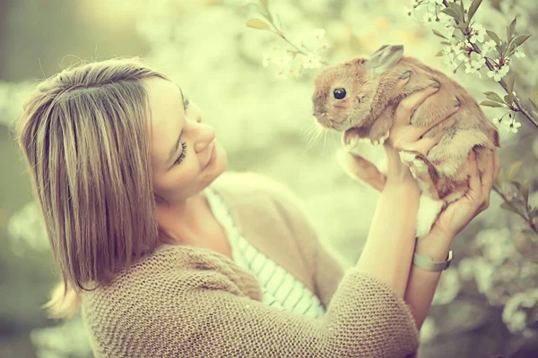 Mirada Primavera Niña Sosteniendo Conejo Saludos Pascua Hermoso Fondo Huerto —  Fotos de Stock