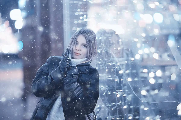 Sneeuwvrouw Stad Kerst Buiten Stadsportret Sneeuw Jong Model Poseren Feestelijke — Stockfoto