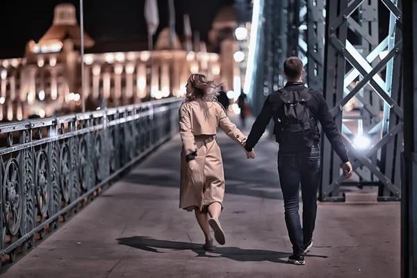 恋人同士冬のブダペスト観光ハンガリー夕方街を散歩する若いカップル — ストック写真