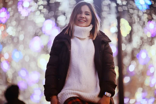 Portrait Woman White Sweater Winter Seasonal City Walk Evening City — Stock Photo, Image