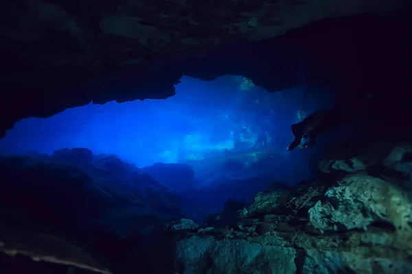 Печерне Дайвінг Дайвер Під Водою Темна Печера Печерний Пейзаж — стокове фото