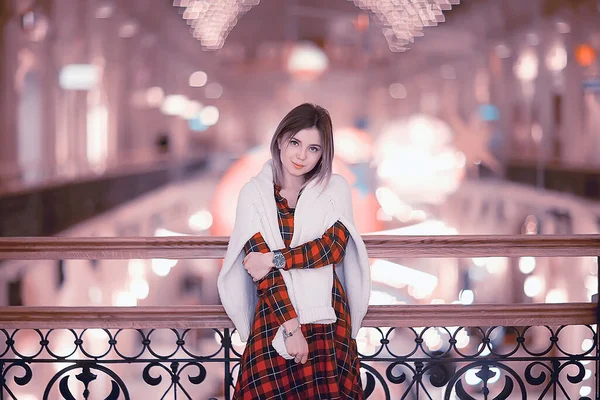 Beyaz Bir Kadın Portresi Kış Mevsimi Şehir Dışında Akşam Yürüyüşü — Stok fotoğraf