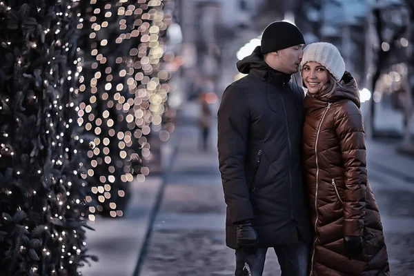 Amantes Casal Rua Ano Novo Andando Noite Inverno Cidade — Fotografia de Stock