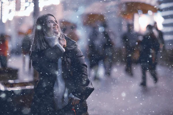 Schneefall Frau Stadtweihnacht Draußen Stadtporträt Schneefall Junges Model Posiert Festlichen — Stockfoto