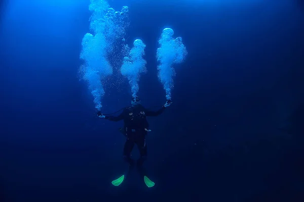 Mergulhador Respira Sob Bolhas Água Libera Gás Paisagem Profundidade Subaquática — Fotografia de Stock