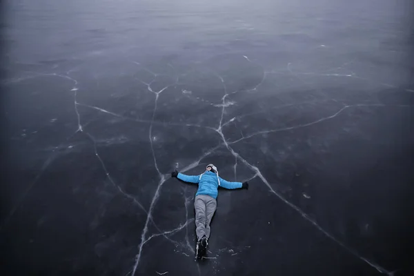 Ein Mann Auf Schlittschuhen Liegt Auf Dem Transparenten Eis Des — Stockfoto