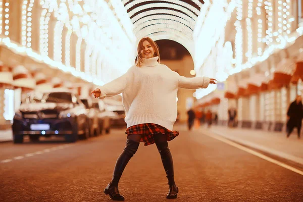 白いセーターの女性の肖像冬街の外の季節夜の街を歩く — ストック写真