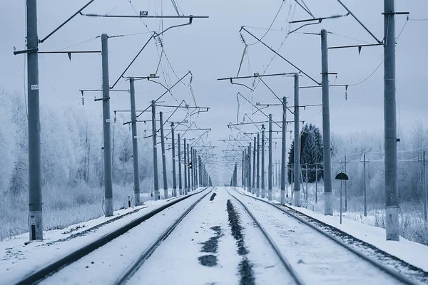 冬の鉄道風景鉄道のレールとワイヤーの眺め冬の配達方法 — ストック写真