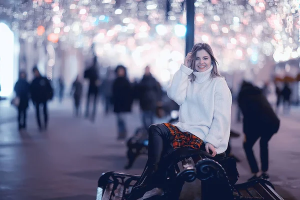 白いセーターの女性の肖像冬街の外の季節夜の街を歩く — ストック写真