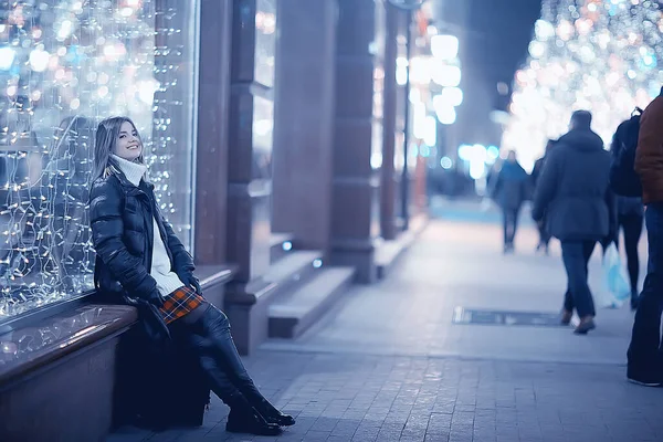 Menina Luzes Natal Noite Decorada Cidade Modelo Jovem Fundo Decorações — Fotografia de Stock