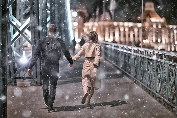 사랑하는 페스트 여행하는 헝가리 커플은 저녁에 도시를 — 스톡 사진