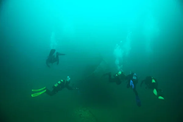 水の下の難破船のダイビング風景底の古い船宝探し — ストック写真