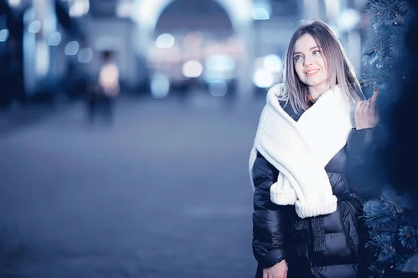 Noel Alışveriş Merkezi Genç Manken Akşam Alışverişi Mevsimlik Indirim Kış — Stok fotoğraf