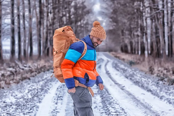 Homem Viajante Com Uma Mochila Floresta Vista Inverno Floresta Americana — Fotografia de Stock