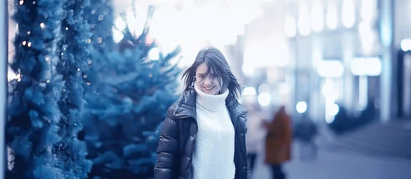 外の雪の女性の街のクリスマス 雪の街の肖像画 お祝いの表情でポーズ若いモデル — ストック写真