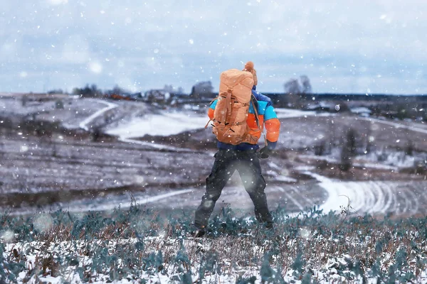 Arktischer Tourist Blick Von Hinten Auf Einen Mann Mit Rucksack — Stockfoto