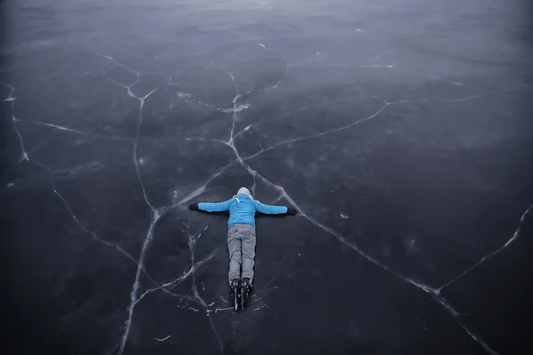 スキー場の男は湖の透明氷の上からの眺め空中写真 — ストック写真