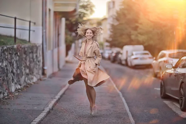 Menina Felicidade Estilo Urbano Vestido Andando Italiano Olhar — Fotografia de Stock