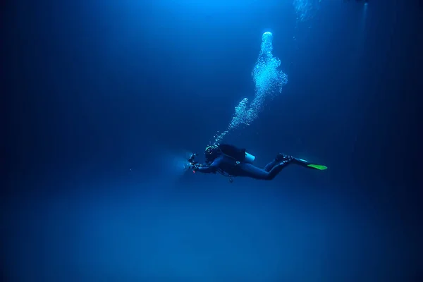 洞窟ダイビングダイバー水中暗い洞窟洞窟洞窟の風景 — ストック写真