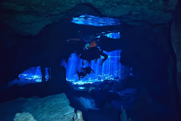 Дайвинг Ныряльщик Водой Темная Пещера Пейзаж Пещеры — стоковое фото