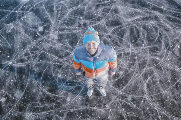 Kille Skridskor Isen Frusen Sjö Natur Landskap Man Utomhussporter — Stockfoto