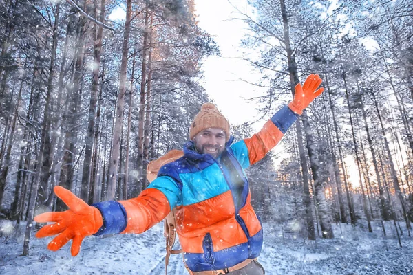 Man Resenär Med Ryggsäck Skogen Vinter Utsikt Den Amerikanska Skogen — Stockfoto