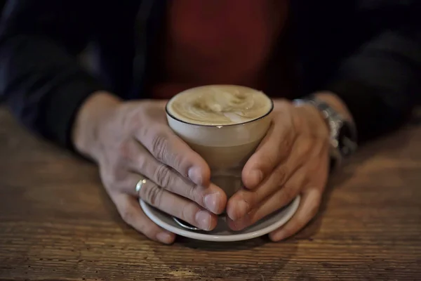 Egy Csésze Cappuccino Egy Kávézóban Kezében Kávé Egy Étterem Belsejében — Stock Fotó
