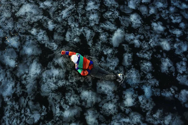 Egy Férfi Korcsolyával Fekszik Átlátszó Jég Kilátás Felülről Légi Felvétel — Stock Fotó