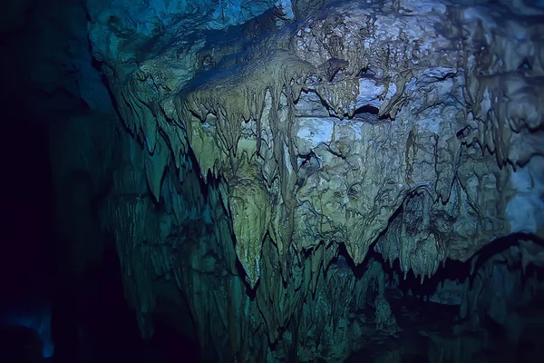 종유석 동굴에서 잠수하는 유카탄 멕시코 세노테의 — 스톡 사진