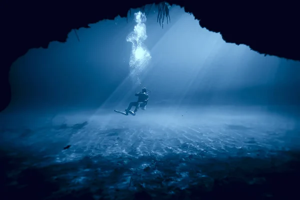 Mundo Submarino Cueva Cenote Yucatán Paisaje Oscuro Estalactitas Subterráneas Buzo —  Fotos de Stock