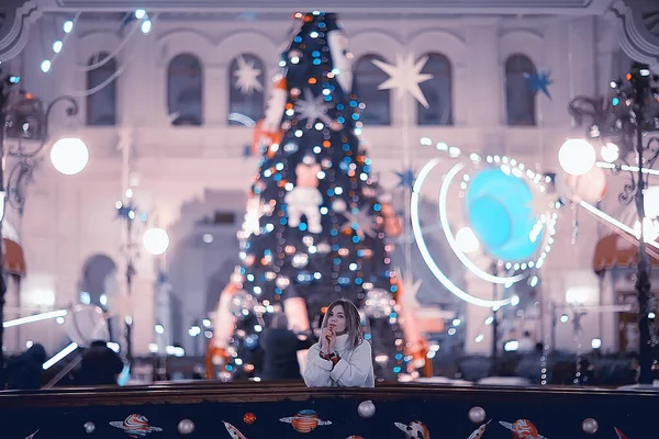 Kız Noel Işıkları Akşam Dekore Edilmiş Şehir Şehir Dekorasyonları Çelenklerin — Stok fotoğraf