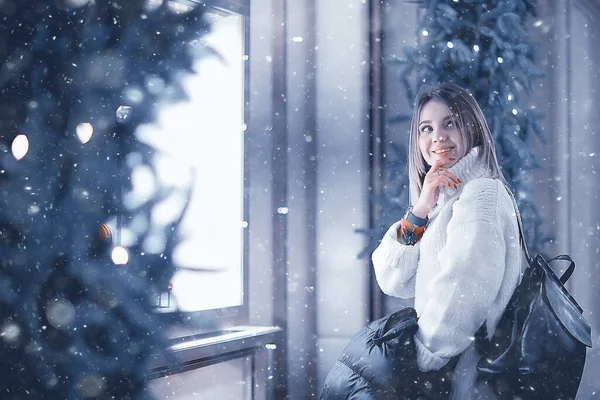 Sneeuwvrouw Stad Kerst Buiten Stadsportret Sneeuw Jong Model Poseren Feestelijke — Stockfoto