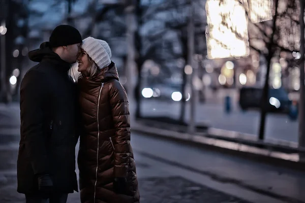 Amantes Casal Rua Ano Novo Andando Noite Inverno Cidade — Fotografia de Stock