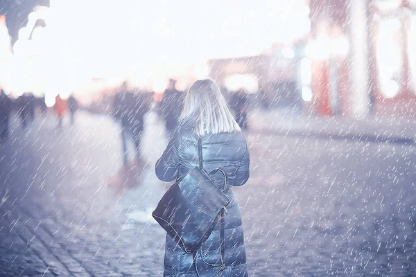 外の雪の女性の街のクリスマス 雪の街の肖像画 お祝いの表情でポーズ若いモデル — ストック写真